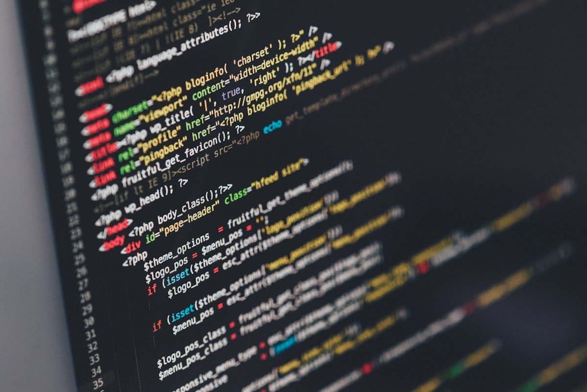 Código-fonte na tela: desenvolvimento de software sob medida na GEJ Solutions